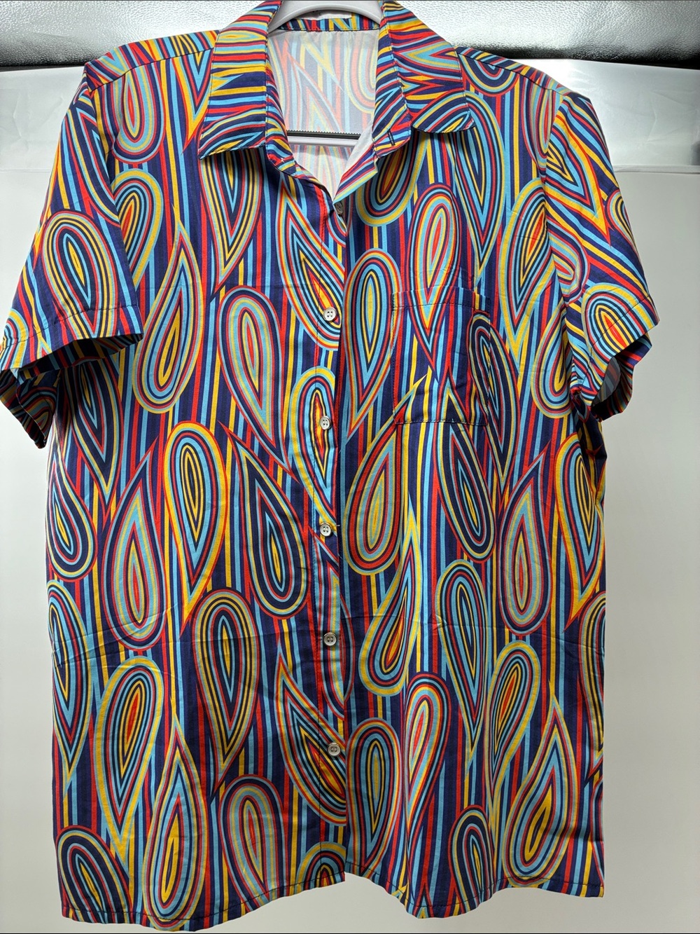 Men's Multicolor Short-Sleeve Button-Down Shirt - Vibrant Teardrop Stripe